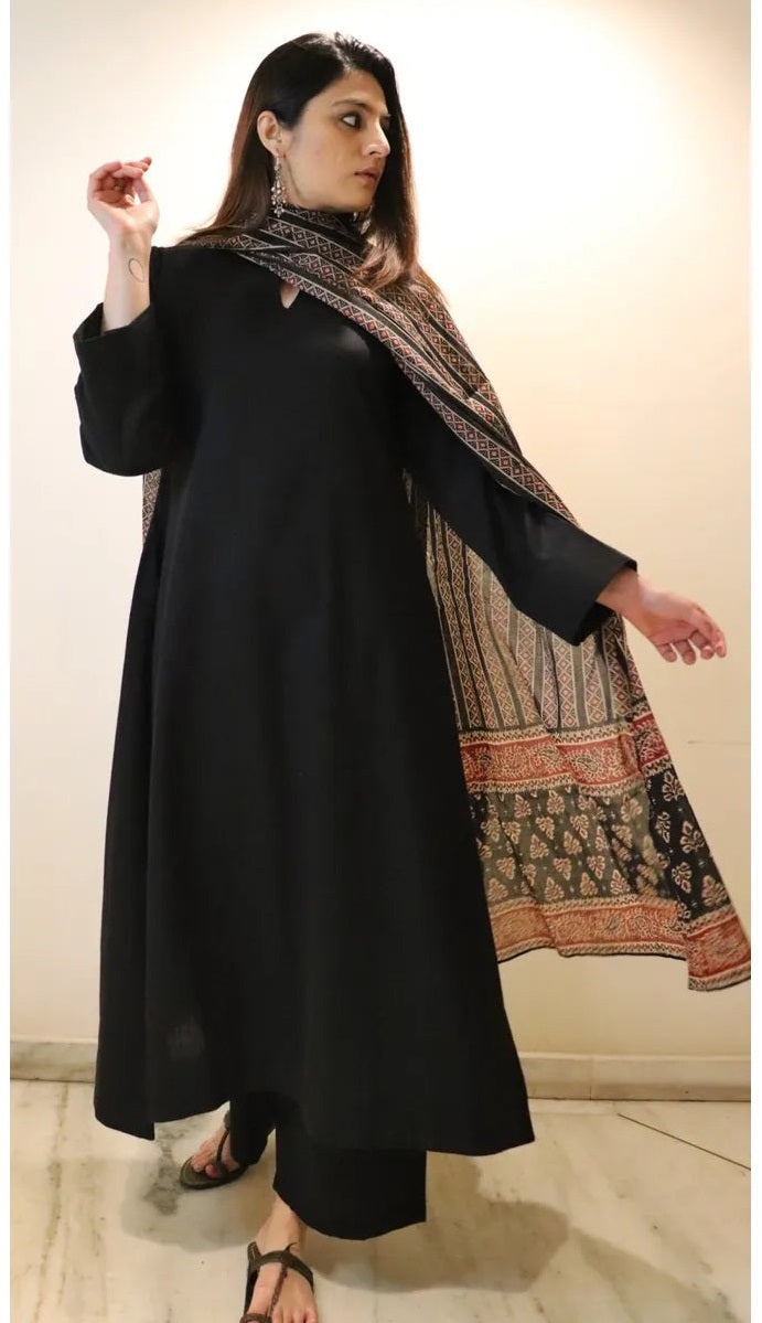 Black Straight Kurta Pant Set with Printed Dupatta – Elegant Ethnic 3 Piece Suit Set