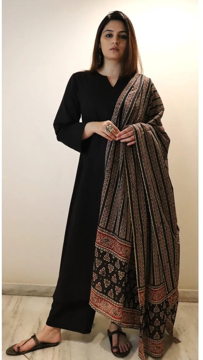 Black Straight Kurta Pant Set with Printed Dupatta – Elegant Ethnic 3 Piece Suit Set