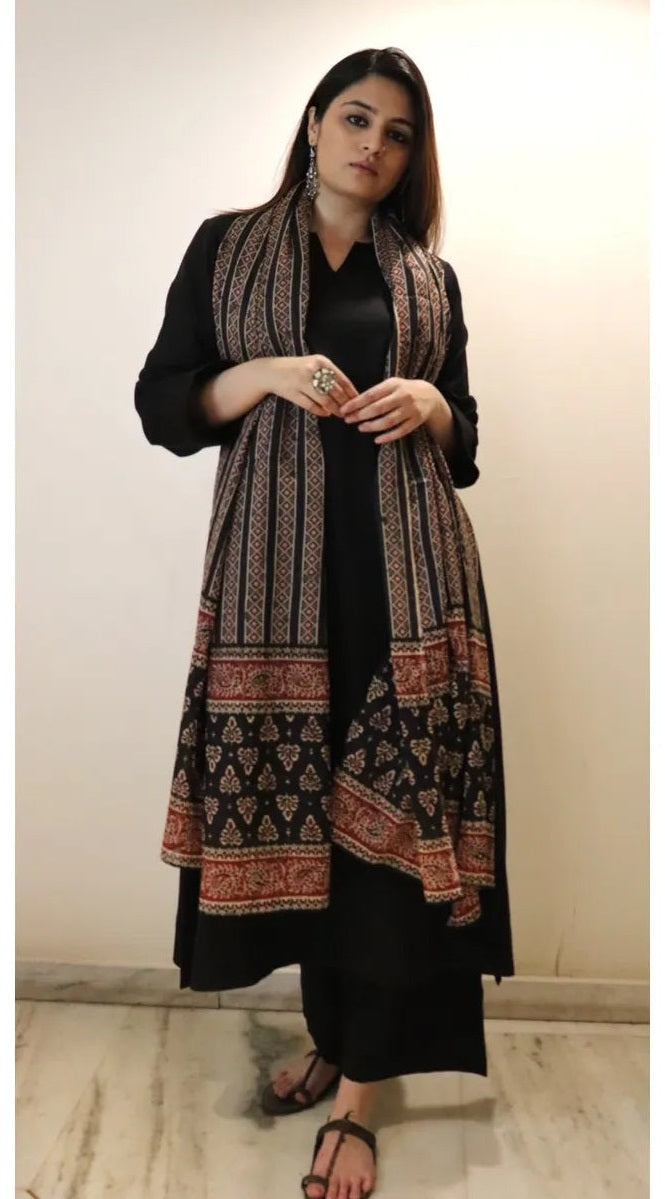 Black Straight Kurta Pant Set with Printed Dupatta – Elegant Ethnic 3 Piece Suit Set