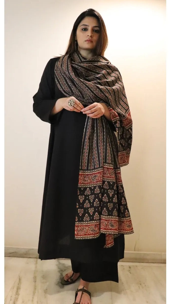 Black Straight Kurta Pant Set with Printed Dupatta – Elegant Ethnic 3 Piece Suit Set