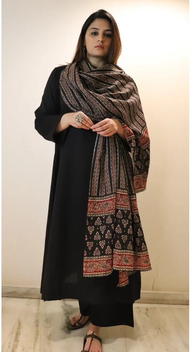 Black Straight Kurta Pant Set with Printed Dupatta – Elegant Ethnic 3 Piece Suit Set