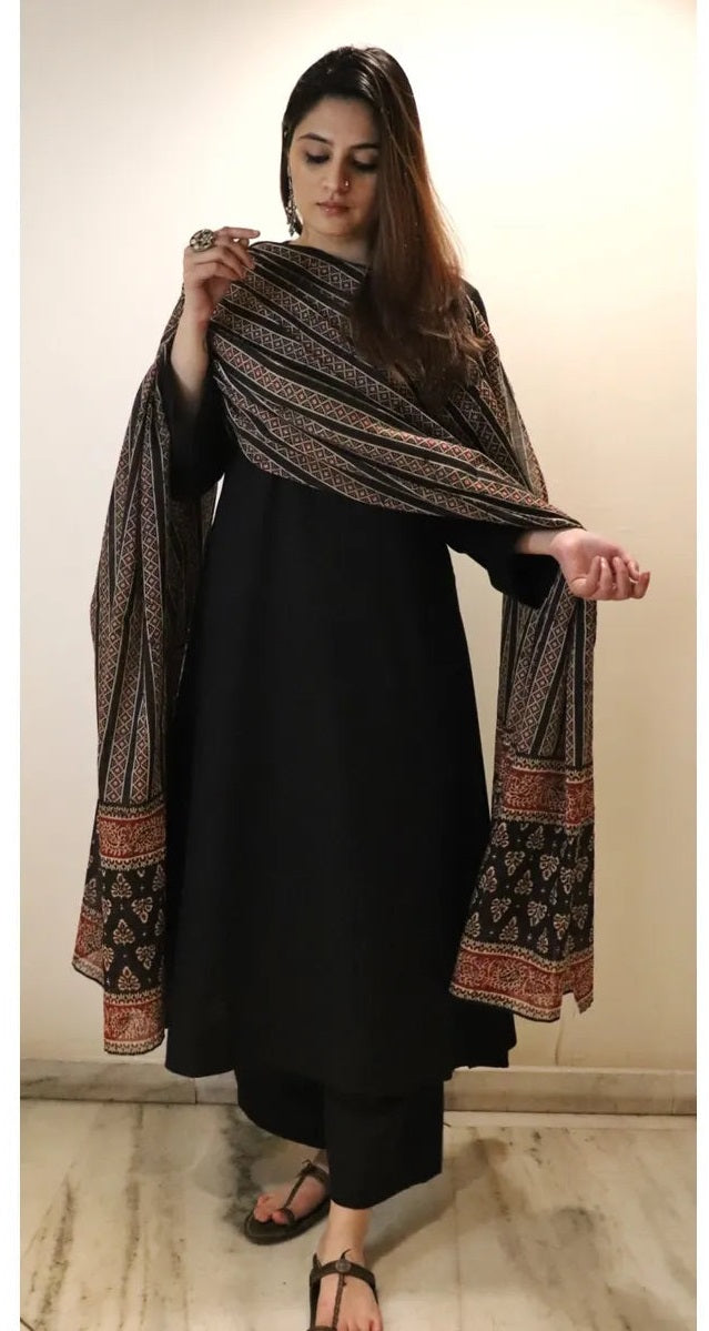 Black Straight Kurta Pant Set with Printed Dupatta – Elegant Ethnic 3 Piece Suit Set